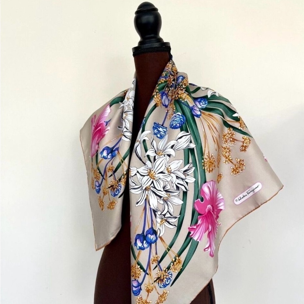 New Salvatore Ferragamo Unisex Scarf Floral Garden Flower Beige Pink Silk Wrap